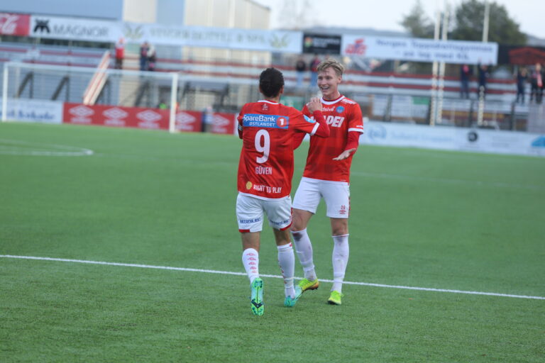 Oskar Wang gratulerer Adem Güven etter at kapteinen har sendt KIL i ledelsen 1-0.