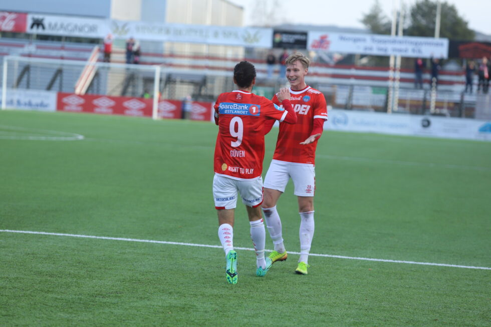 Oskar Wang gratulerer Adem Güven etter at kapteinen har sendt KIL i ledelsen 1-0.