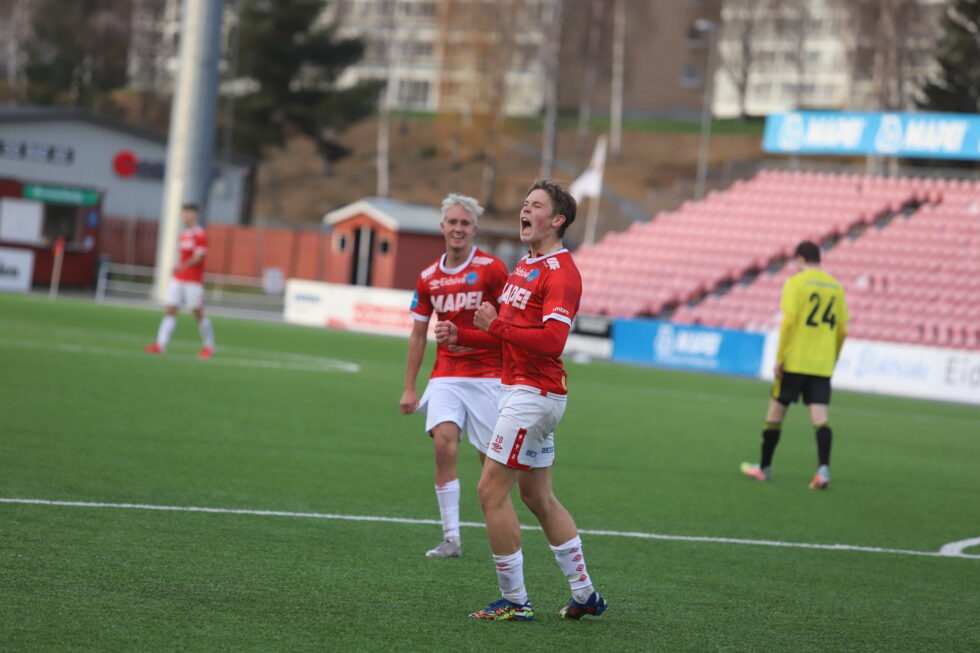 Jesper Grundt lot jubel runge etter å ha punktert kampen med sin 3-0-seier. Oliver Banken Sandberg er på vei for å gratulere.