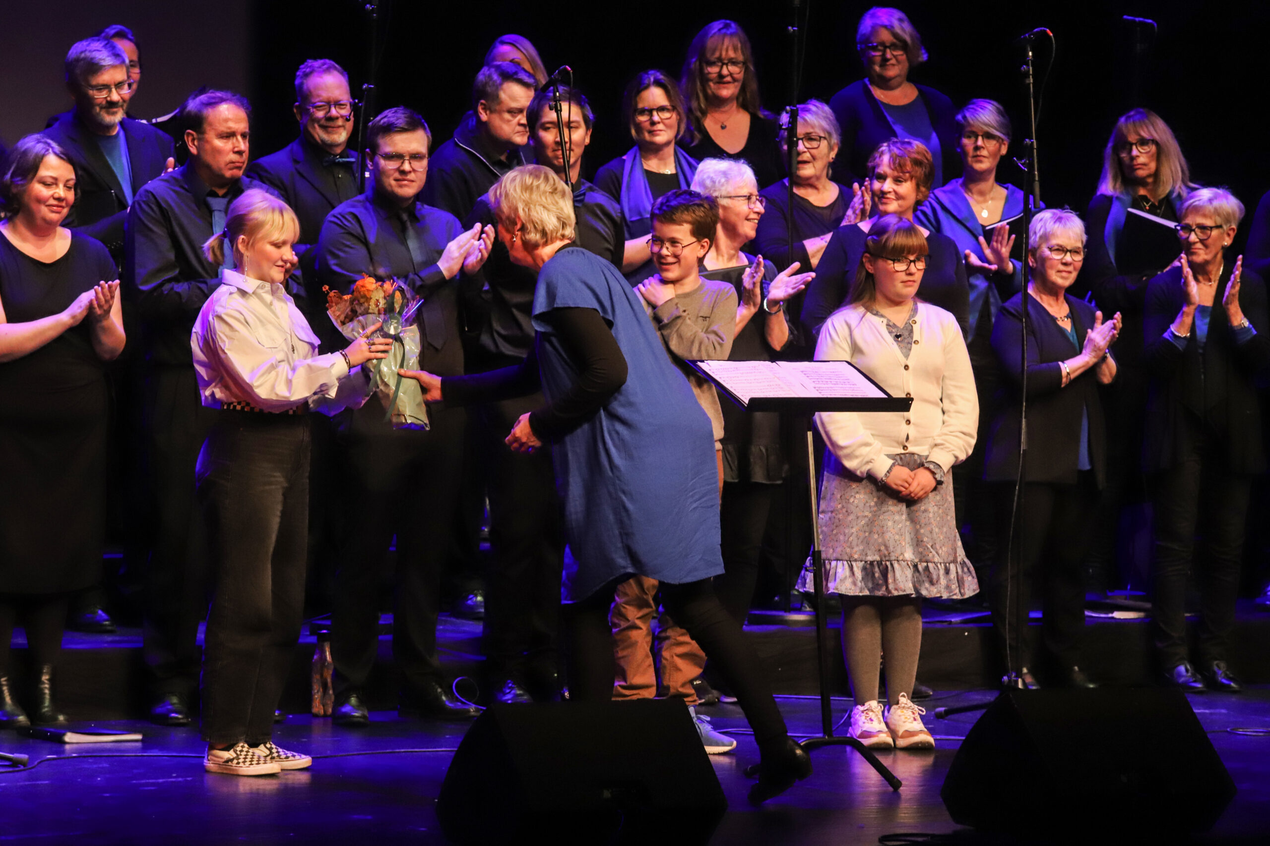 Nora Herlyng, Amund Falnes-Dalheim og Aurora A. O. Simonsen fikk utdelt blomster for sin innsats som solister.