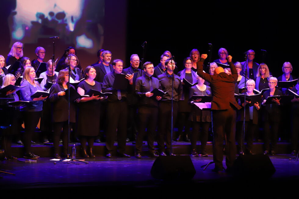 Det var en fin stemning og flott sang da Kongsvinger Blanda Kor slo et slag for fellesskapet med sin konsert You´ll never walk alone.