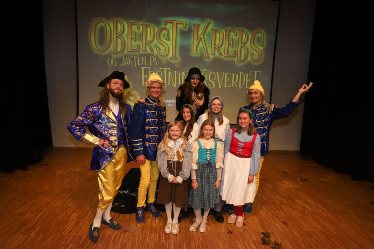 Andréas Aarskog (b.v.), Tor-Arne Leithe, Kathrine Kolgrov, Toni Sjøenden Agnes Kolgrov (f.v.), Luna Tomteberget, Molly Kolgrov, Tiril Sternberg og Nora Sund gleder seg til sommerens forestilling av Oberst Krebs og jakten på festningssverdet.
