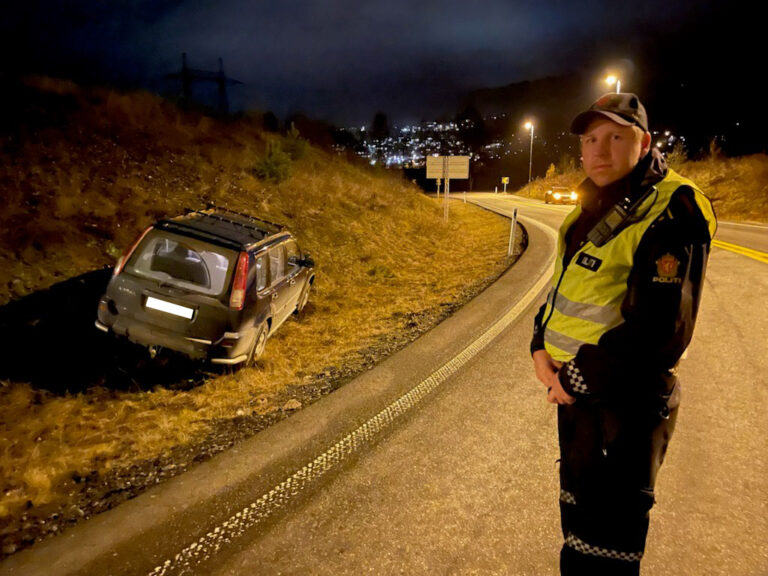 Politiets innsatsleder Herman Odden konstatere at nok en bil har havnet i grøfta ved den ulykkesbelastede rundkjøringen på E16.