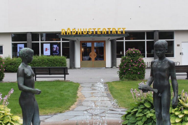 Går det som rådmannen nå foreslår vil det ikke være kino i Rådhus-Teateret i framtida, men at kinodriften blir privatisert og drevet som en del av det nye sentrumshotellet ved Byparken.