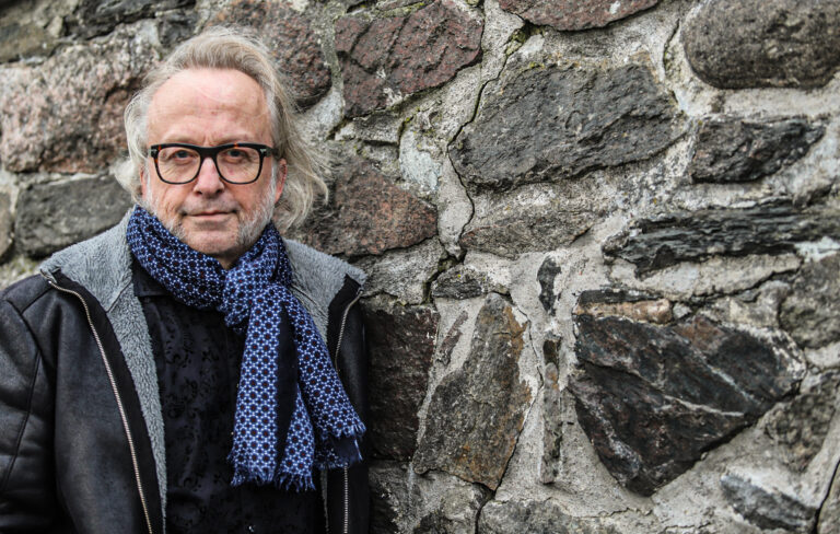 «12 ord om Oskar Maier» er Levi Henriksens nyeste roman. Boka, som lanseres onsdag, er spunnet rundt en virkelig historie om forfatterens egen mor - og kjærlighetsbrev hun sendte til sin tyske kjæreste som 17-åring.