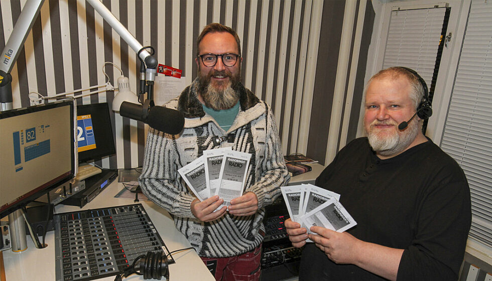 Tom Dahl (t.v.) og Pål Erik Berntsen delte ut 100.000 kroner til en heldig vinner i radiobingoen søndag.