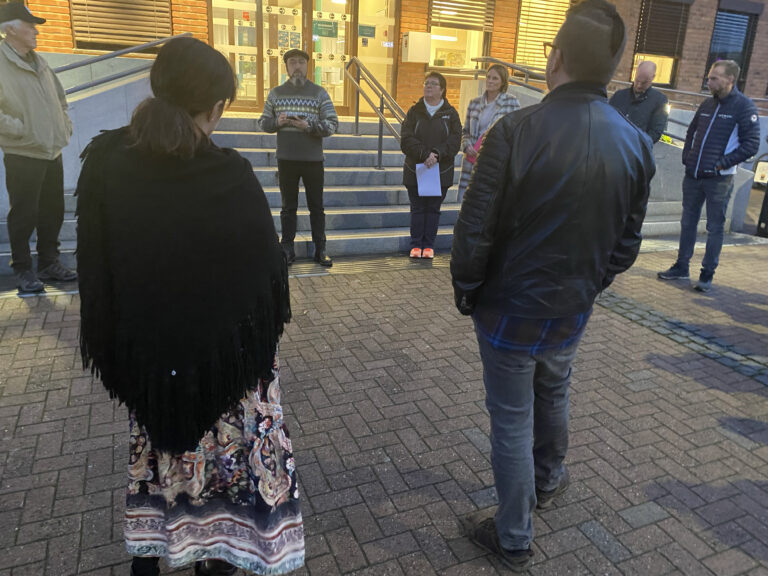 «Hør her orfører og varordfører,» var grendenes beskjed til Eli Wathne og Tommy Smedtorp (med ryggen til).
