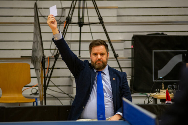 Erik Bergerseter er internasjonal dommer i bordtennis. Nå dømmer han en stor turnering i Slovenia.