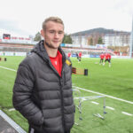 Per Magnus Steiring har stått på sidelinja siden begynnelsen av august. Han mener det utslitte kunstgresset er årsaken til lyskeskaden han sliter med og den alvorlige korsbåndskaden til Matias Aadnøy.