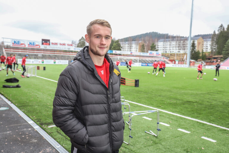 Per Magnus Steiring har stått på sidelinja siden begynnelsen av august. Han mener det utslitte kunstgresset er årsaken til lyskeskaden han sliter med og den alvorlige korsbåndskaden til Matias Aadnøy.