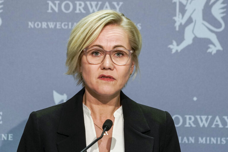 OSLO, Skottland 20211104. Helse- og omsorgsminister Ingvild Kjerkol har invitert kommunene til dialog i ettermiddag vedrørende koronasituasjonen. Helsedirektør Bjørn Guldvog og direktør i Folkehelseinstituttet Camilla Stoltenberg er også til stede.Foto: Terje Pedersen / NTB