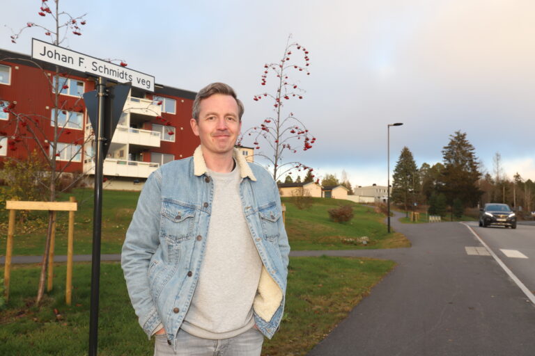 Alf Mathias Lilleengen er rådgiver for kultur og idrett i kommunen, og den som styrer arbeidet med å tildele nye gatenavn. Her er han fotografert ved ett av de nyeste gatenavnene – Johan F. Schmidts veg på Tråstad.