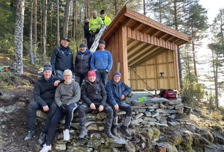 Uno Sætheråsen (f.v.), Morten Frantzbråten, Cato Heiberg, Stein Søtvedt, Svein Trandem (midten f.v.), Rune Larsen, Odd Uno Johansen, Trond Eng (på taket f.v.), Kjell Frantzbråten og Phillip Hultgren gjorde ferdig gapahuken i Gullbekkbakken.