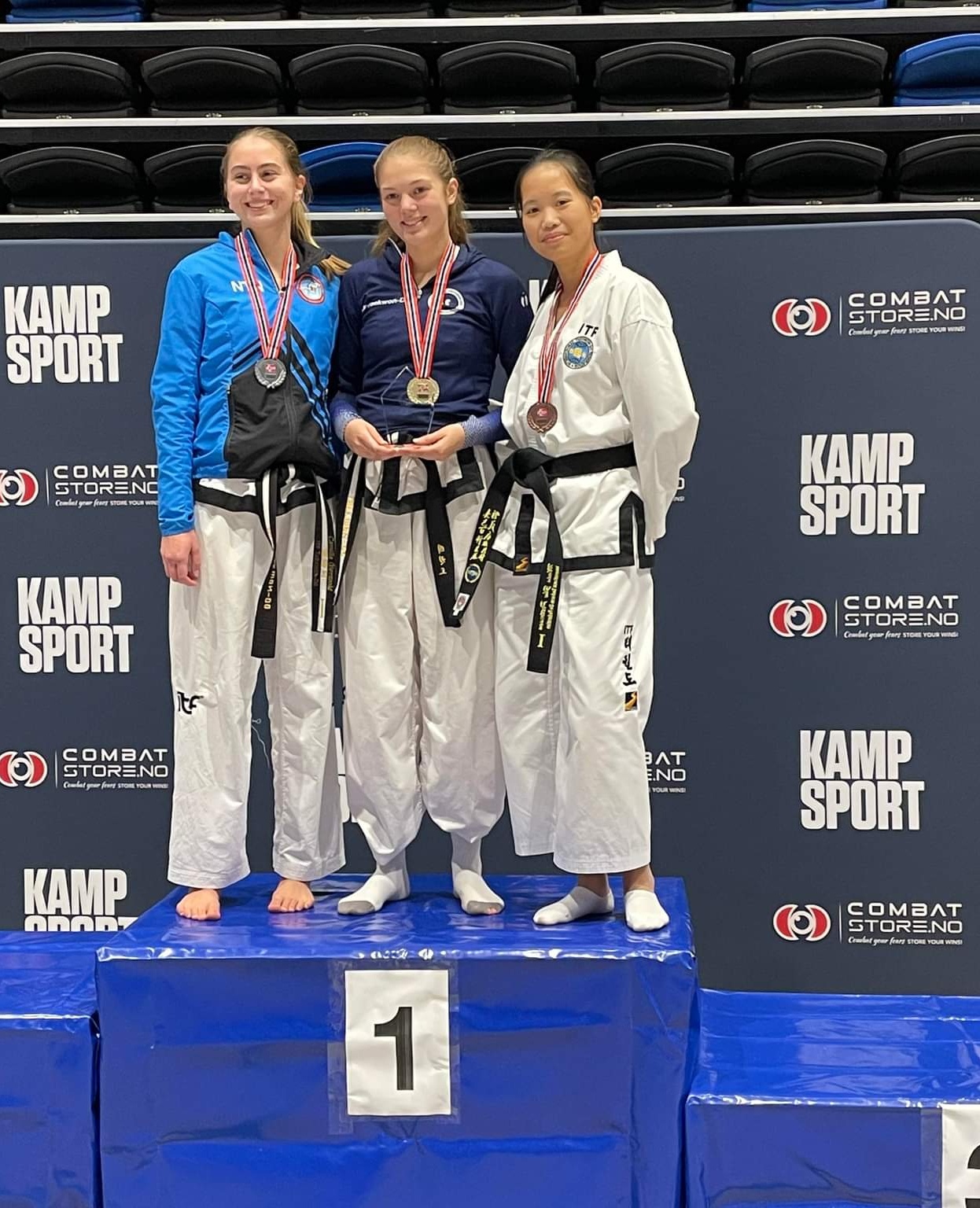 Maia (t.h.) på seierspallen med medalje rundt halsen.