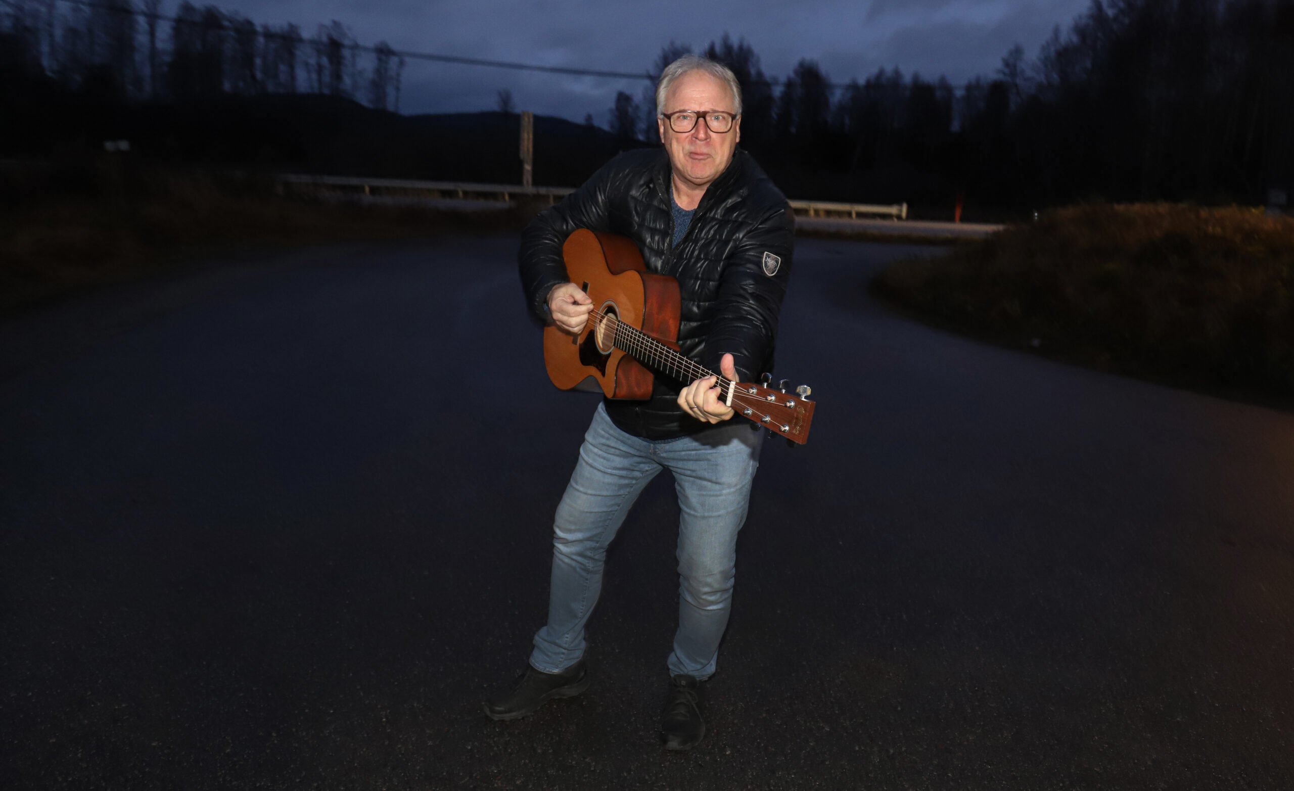 Terje Ingemar Larsson er ikke vond å be når vi ber han dra frem gitaren.