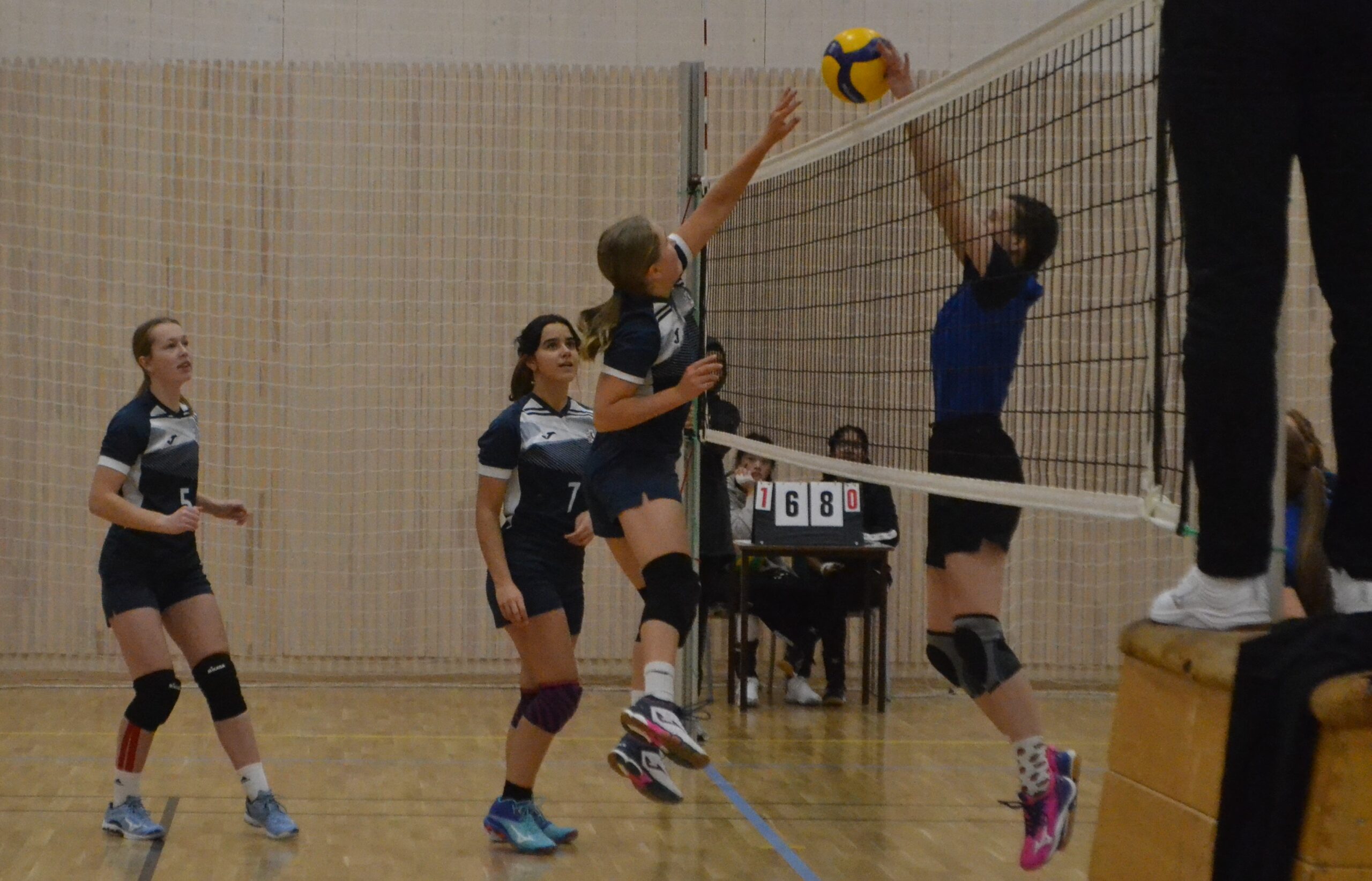 Lagkaptein Johanna Sol Derås vinner poeng for Kongsvingers volleyballdamer.