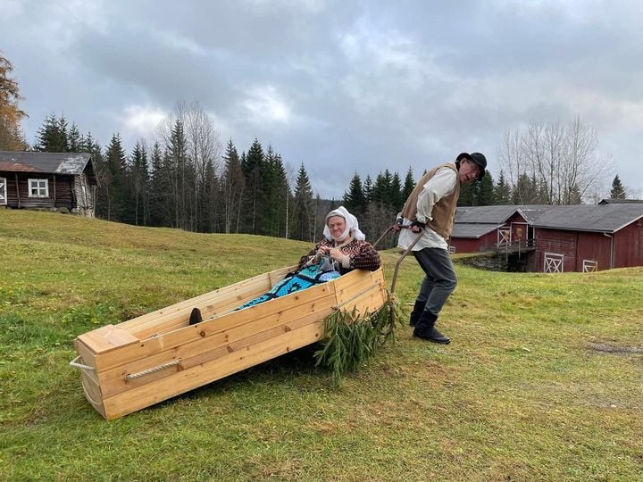Yvonne Andersen i rollen som Mas-Karin og Øyvind Roos i rollen som Lorentz Liksjauer, to av figurene vi blir kjent med i den nye Årringer adventskalenderen