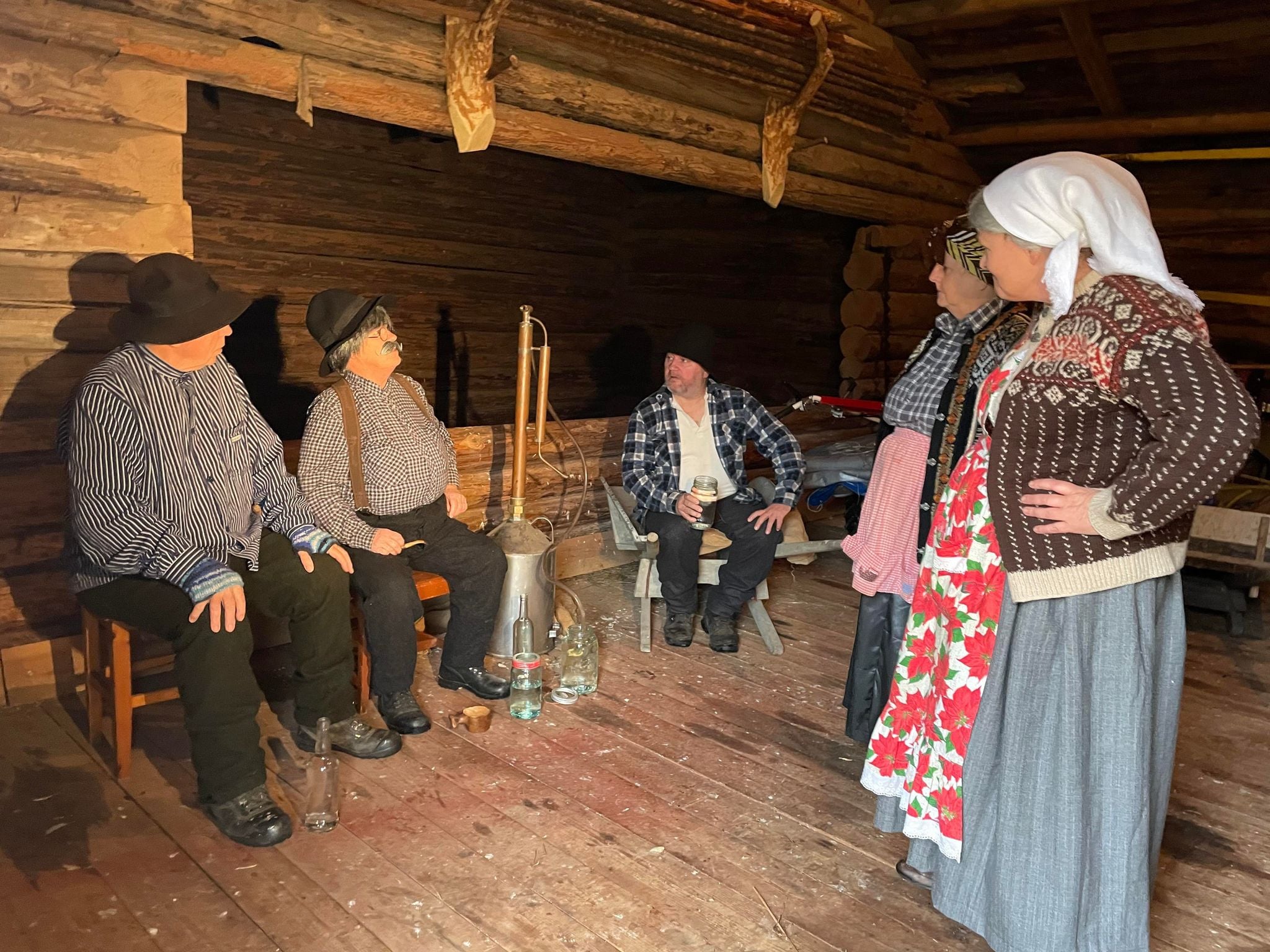 Fra venstre: Thor Bråthen, Hanne Anita Thrane Lindberg, Gjermund Seigerud, Bjørg Aulie og Yvonne Andersen ikledd sine kostymer overvåker produksjon av hjembrent.