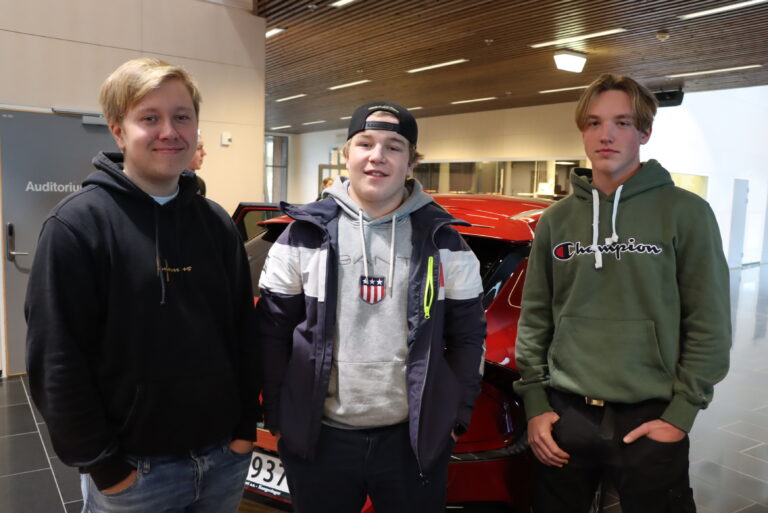 Sentrumselevene Martin Gusterud Vannevjen (t.v.), Kasper Melsnes og Oscar Haakerud fikk en nærmere titt på elbiler på skolen.