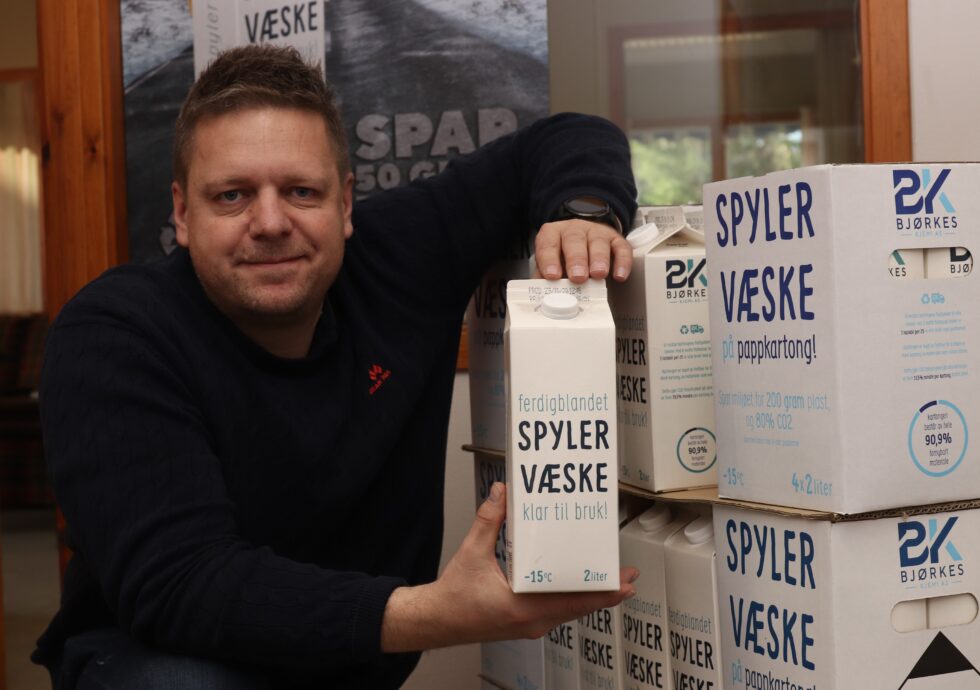 – Store miljøgevinster med spylervæske på kartong, sier Bernt Rognlien i Bjørkes Kjemi.