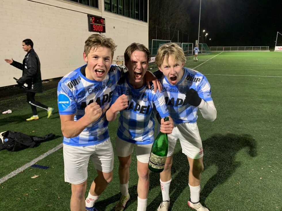 Jesper Grundt (f.v.), Knut-Erik Kjos og Oscar Nordstrøm kunne slippe jubelen løs etter å ha sikret opprykk til interkretsserie A for KILs juniorlag.