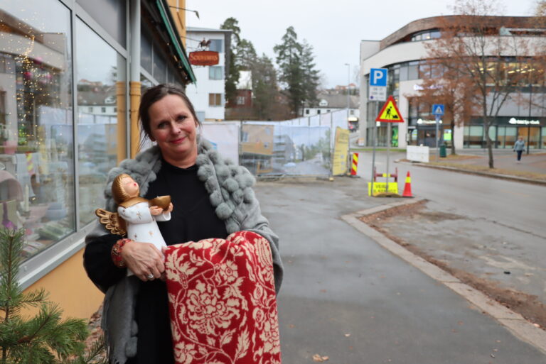 Kjersti Støve liker ikke at det blir begrenset trafikk forbi Storgata, men lover normale tilstander inne i butikken.