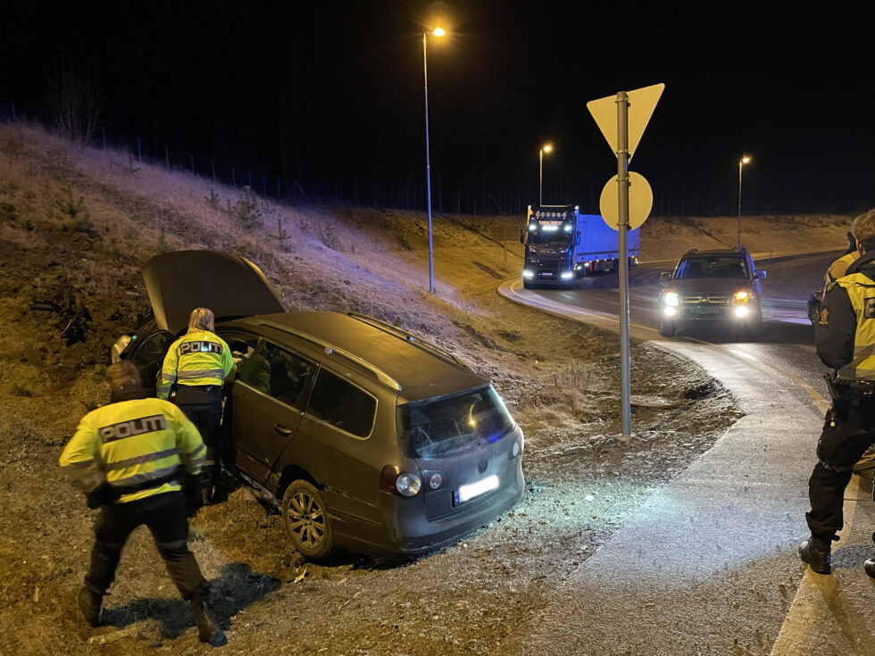 Fredag i forrige uke var det nok en bil som kjørte av i rundkjøringen på E16. Nå håper Statens vegvesen at de har funnet en løsning på problemet.