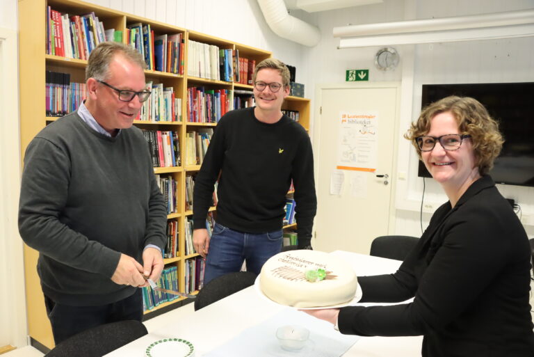 Rektor Øystein Skoglund (t.v.), lærer Sondre Skulstad og FAU-leder Linda Kristin Unumb vil alle beholde Brandval-skolen, og feirer resultatene på nasjonale prøver med kake.