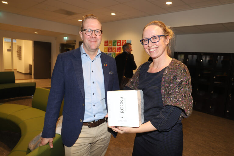 Vegard Herlyng, daglig leder ved Høgskolesenteret i Kongsvinger, hadde gleden av å dele ut Kunnskapsprisen 2021 til kommuneoverlege Camilla Kvalø Smedtorp.