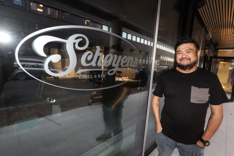 Fredrik Chi gleder seg til å grille de nydeligste hamburgere når Schøyens Grill & Bar åpner 1. desember.