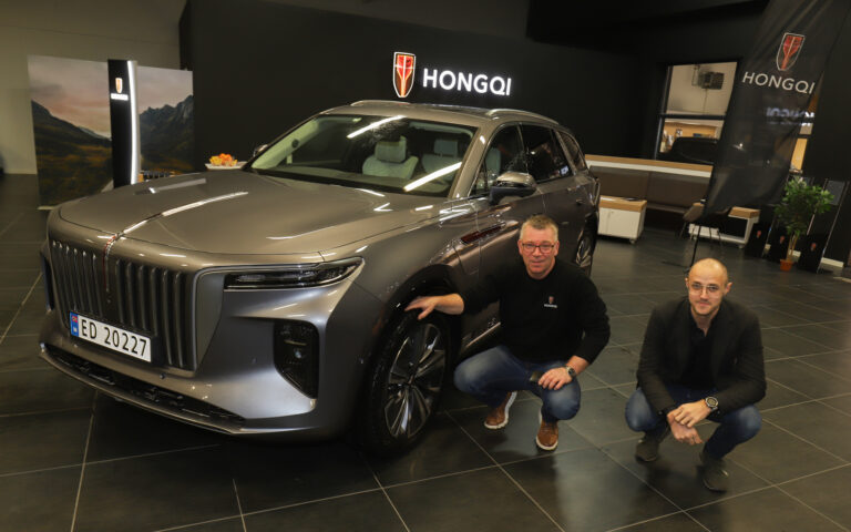 Anders Engh (t.v.) og Marius Taugbøl gleder seg til å ta i mot kunder som ønsker å prøvekjøre Hongqi.