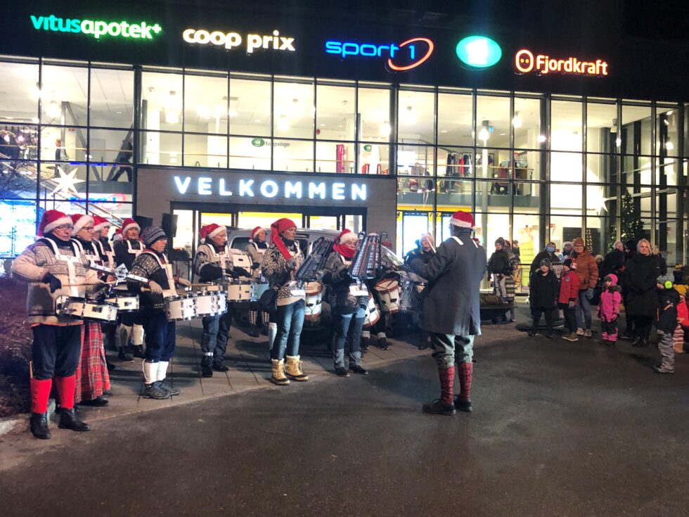 Drum Ladies utenfor EPA-bygget. Øivind Roos er dirigent, og barn og voksne har kommet for å se på.