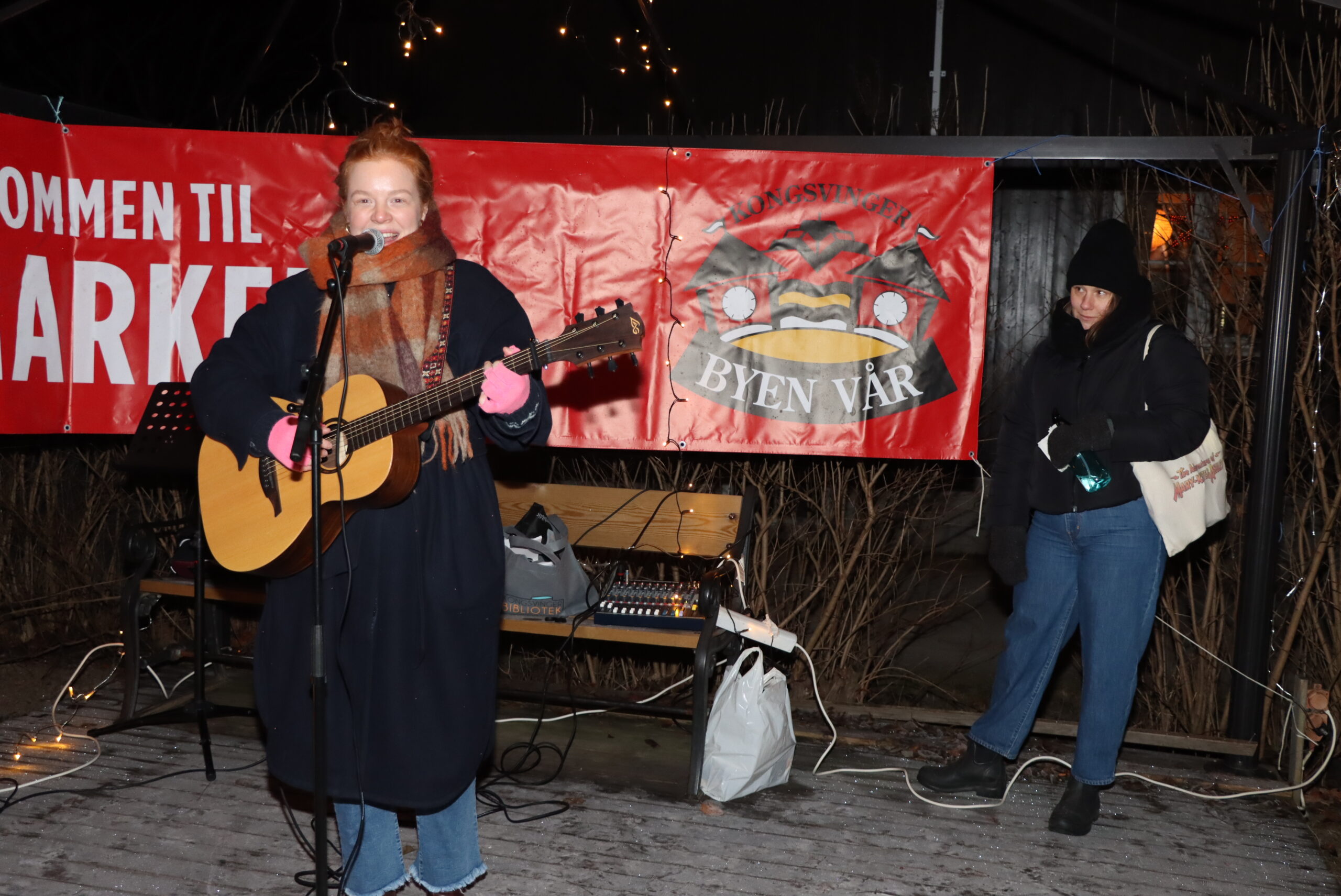 Thea Paulsrud tok seg av musikken. En annen lokal artist, Unnveig Aas (til høyre), var for anledningen lydansvarlig for arrangementet.