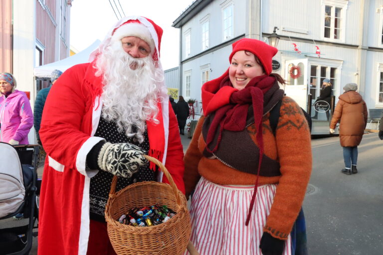 Stian Fossum og Kristine Lundsbakken er naturlige midtpunkter på et julemarked.