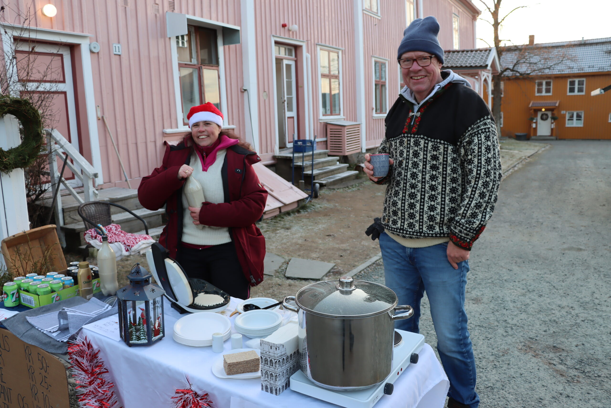 May-Britt og Vidar Borgenholt er to gjengangere i Øvrebyens bybilde. Lørdag drev de matservering utenfor Baanerudgården.