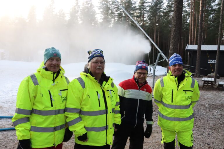 Bjarne Bråthen (t.v.), Kurt Bredesen, Rune Tangen og leder Otto Kristiansen sørger for at det blir snø tidlig på Liermoen. Mange flere er det også som er med på laget.