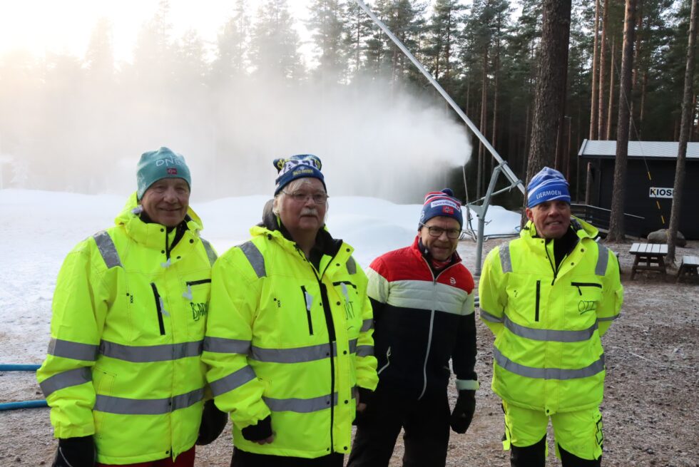 Bjarne Bråthen (t.v.), Kurt Bredesen, Rune Tangen og leder Otto Kristiansen sørger for at det blir snø tidlig på Liermoen. Mange flere er det også som er med på laget.