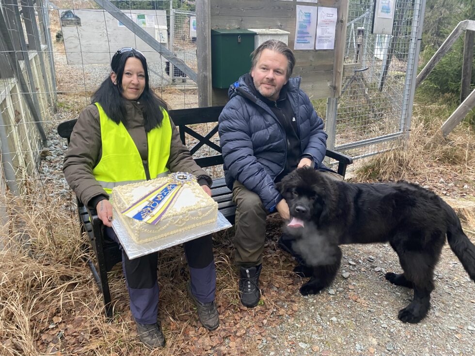 Det måtte jo bli kake når en fyller ti år. Det hadde Nina Trøger sørget for å bake så lederne i Hundeparken, Monica Bargum og Morten Brandt, kunne servere ved jubileumsmarkeringen på Bæreia.