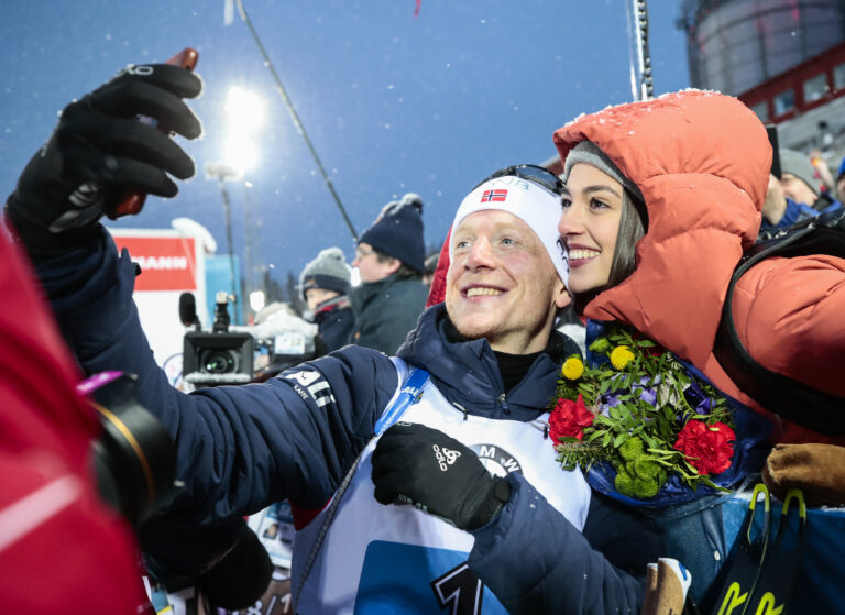 I TV2-serien Brødrene Bø får seerne innblikk i hvordan Johannes Thingnes Bø lever livet som toppdirettsutøver. – Det er vanskelig å være toppidrettsutøver, samtidig som man skal være en god pappa og ektemann, sier skiskytterhelten, som her er fotografert sammen med kona Hedda etter stafettgullet for menn i VM Skiskyting 2019.