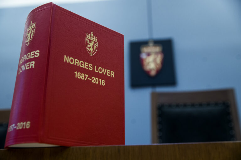 OSLO  20171124.
Oslo Tinghus. Interiør rettssal, Norges lover, riksvåpen.
Foto: Berit Roald / NTB