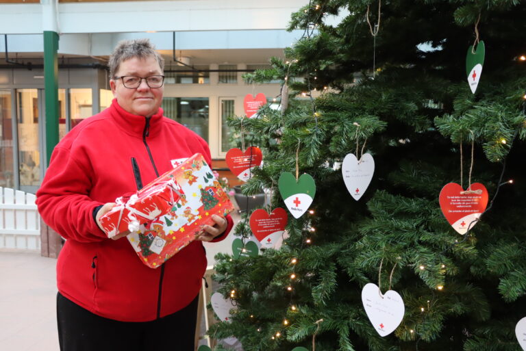 Røde Kors og Anita Kapstad hjelper til sånn at flere kan få det de ønsker seg til jul.