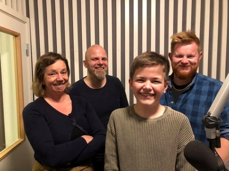 Mette Skogbakken (f.v.), Kjetil Foseid, Ludvik Olsen Brøntveit ogSten Bjørge Skaslien Hansrud medvirker i julekalenderen på Radio Kongsvinger.