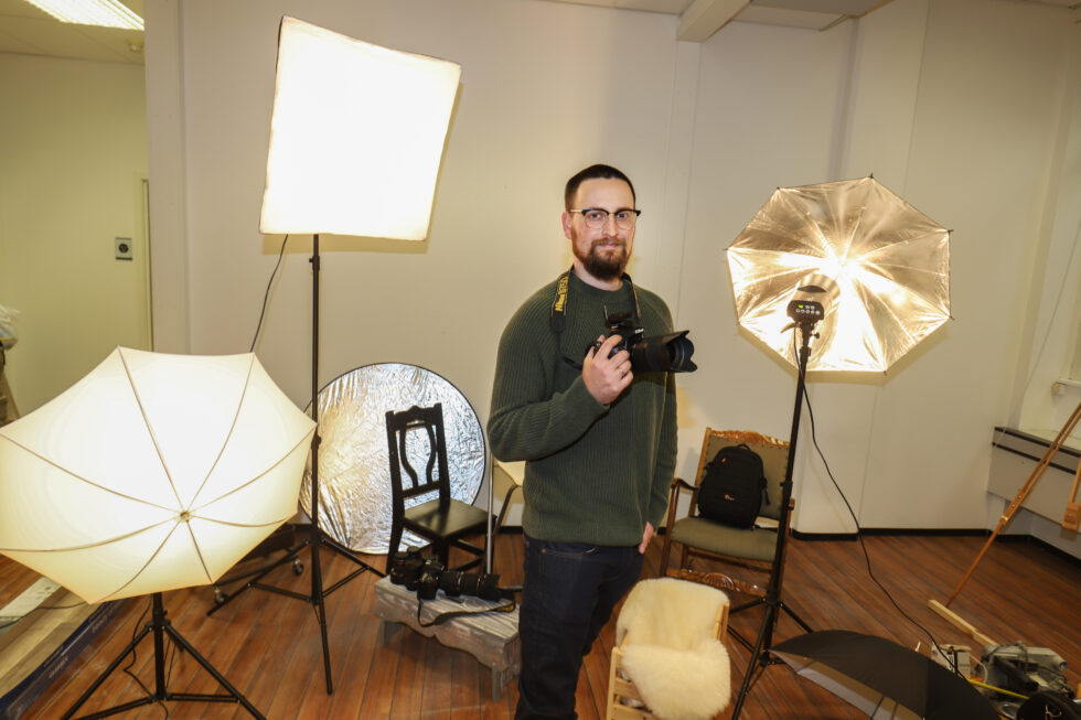 Martin Adsen er i full gang med å bygge fotostudio i gågata.