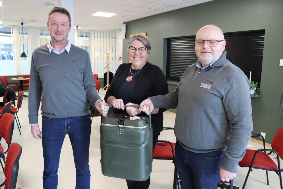 Ole Johnny Branes (t.v.) fra Sulland Kongsvinger og Even Bjørkli fra Toyota Sulland deler ut mye grøt i år. Anne Beth Fagermo er veldig takknemlig.