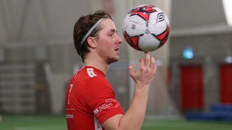 Mathias Gjerstrøm vet hvordan han skal håndtere en ball - uansett om det er med hendene eller føttene.