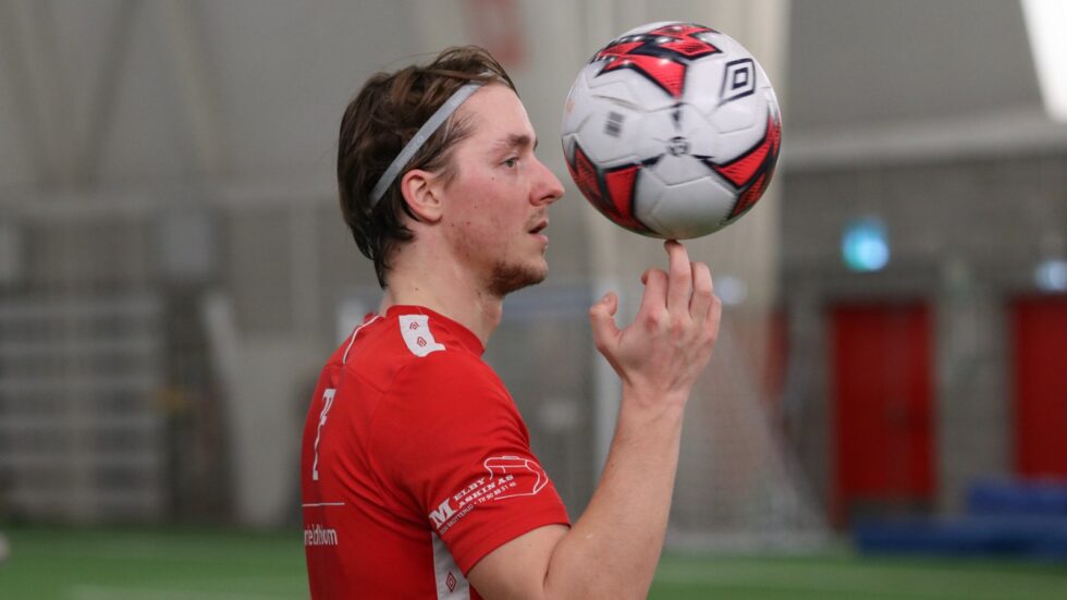 Mathias Gjerstrøm vet hvordan han skal håndtere en ball - uansett om det er med hendene eller føttene.