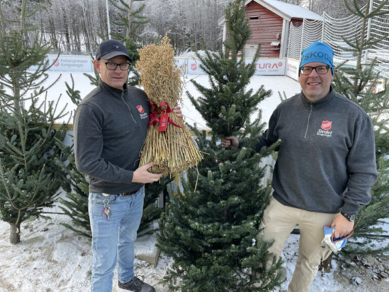 Tony Bekkengen (t.v.) og Håvard Monsen var fornøyd med responsen på julemarkedet på Holt gård.