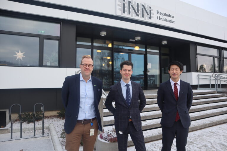 Fra venstre: Vegard Herlyng, daglig leder ved Høgskolesenteret i Kongsvinger, Anders Øverby, prosjektleder ved Høgskolesenteret i Kongsvinger og Takenari Yamamori, tredjesekretær for kultur og PR ved den japanske ambassaden i Norge