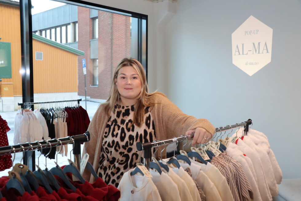Malin Såtvedt prøver en pop-up i Haugekvartalet med butikken AL-MA Barneklær, som ellers bare er nettbutikk.