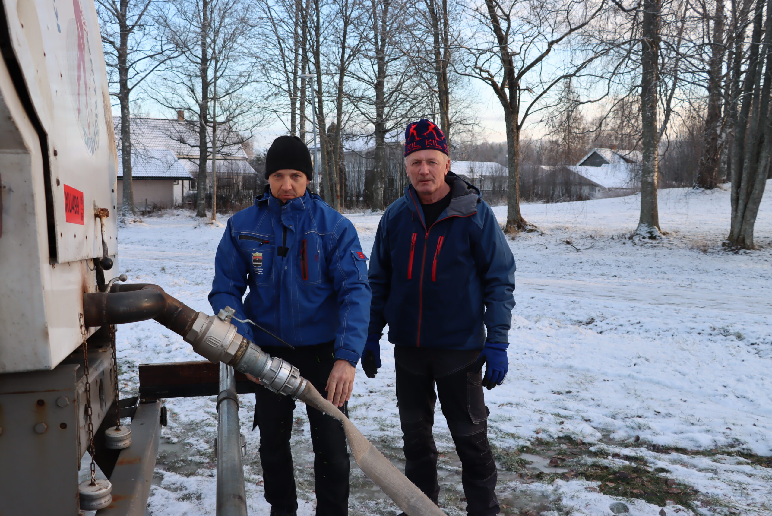 Thomas Johnsrud og Jappe kan å legge is. Her blir tankbilen fylt på med mer vann.